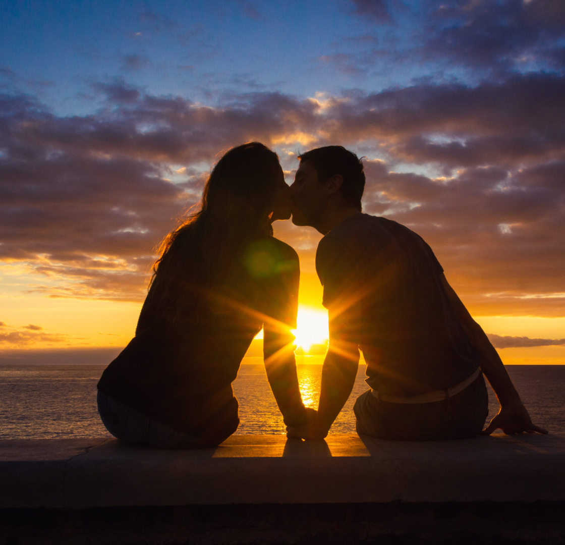 Couple kissing in the sunset on the website "Sexual Health"